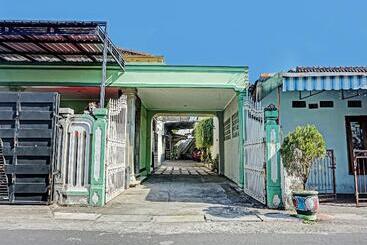 Hotel Oyo 91502 Kost Bu Lilies Syariah