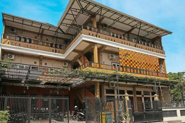 هتل Collection O 91449 Griya Ampenan Residence