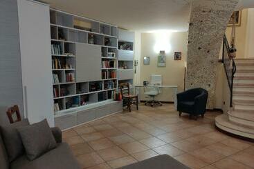 ツーリストアパートメント 100 Passi Castelbuono   Pieno Centro