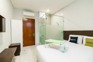 Urbanview Hotel Casa Kota Mangga Besar