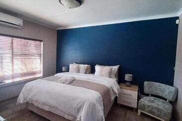 Pension 28 At Van Den Bos International Guesthouse