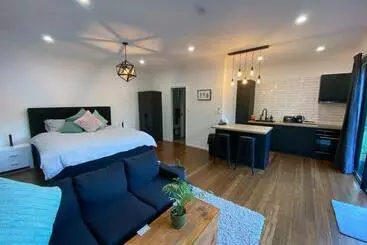 Pension Kosmo’s Studio: City Style In A Retreat Setting!