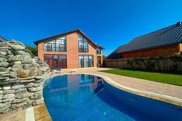 آپارتمان‌های توریست‌ها Qafqaz Suite Family Villa