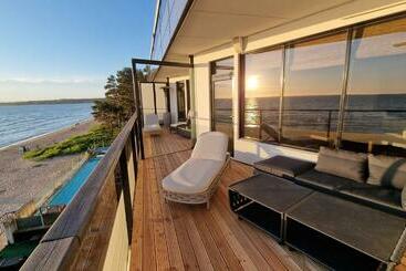 هتل آپارتمان Pirita Beach View Suites