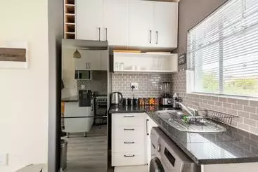 Appartements touristiques Sunset View Apartment With Free Secure Parking In Central Location