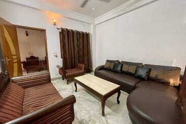 Pensió 1bhk Entire Floor With Full Kitchen And 2 Halls Very Spacious Near Medanta Hospital Best For Parties