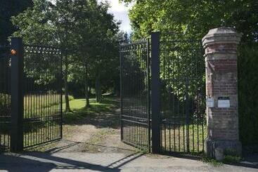 Пансион Gites Domaine Du Château De Bourville