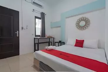 Hotel Reddoorz @ Jalan Raya Tuparev Karawang