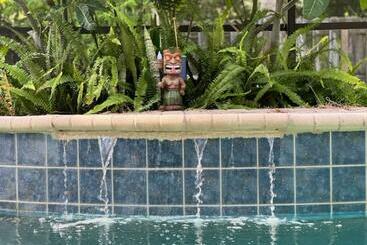 Turist apartmanları Poolside Cocoa Oasis W/ Tiki Bar!