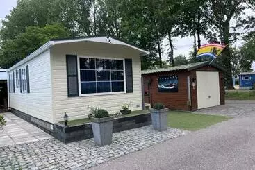ツーリストアパートメント Chalet  T Hoekje
