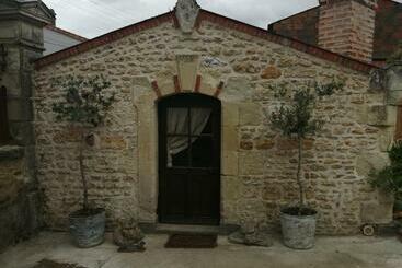 Bed and Breakfast Gatekeepers Cottage Tiny House, Taizé, Deux Sevres, Velo Francette