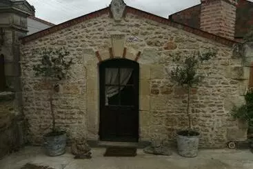 Aamiaismajoitus (B&B) Gatekeepers Cottage Tiny House, Taizé, Deux Sevres, Velo Francette
