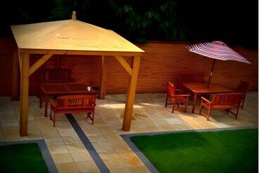 مبيت وإفطار Heathrow Travellers Hub