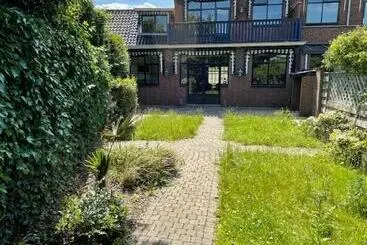 Aamiaismajoitus (B&B) Luxury Home In Quiet Neighbourhood Near Beach