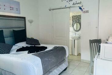 ペンション The Moon Guesthouse