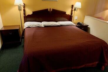 Отель Deluxe Inn & Suites