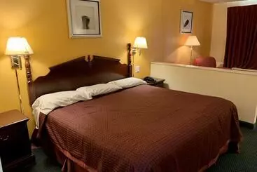 酒店 Deluxe Inn & Suites