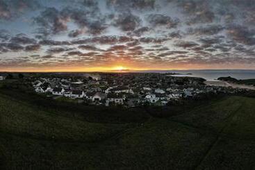 تختخواب و صبحانه Sirens Sunset Peaceful Retreat With Stunning Sea Views, 5 Minutes From Porth Beach