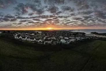 Bed and Breakfast Sirens Sunset Peaceful Retreat With Stunning Sea Views, 5 Minutes From Porth Beach