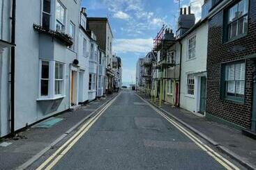 ツーリストアパートメント Great Location   100m From The Sea!