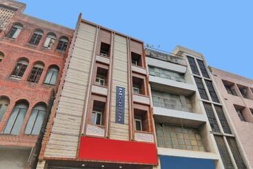 호텔 Super Townhouse H G Near Gautam Buddha Park