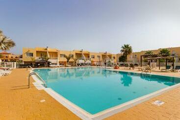 ツーリストアパートメント Modern 3 Bedroom House With Large Pool And Fast Internet, 100ft From The Sea Sleeps 6