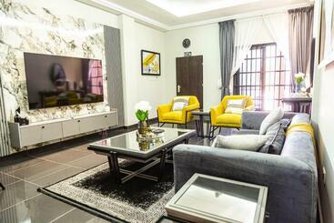 관광객 아파트 Gyamfuaa Court Apartments