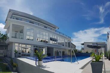 Aparthotel Triptych @baywalk Beach Resort