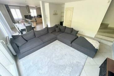 ツーリストアパートメント Agréable Et Grande Maison Avec Parking + Jardin