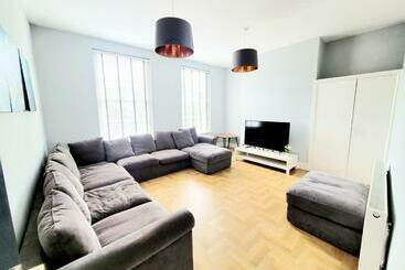 דירות לתיירים Beautiful Georgian Mansion! By City Sparrow