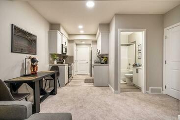 Turista apartmanok Newly Built And Tastefully Furnished Legal Suite