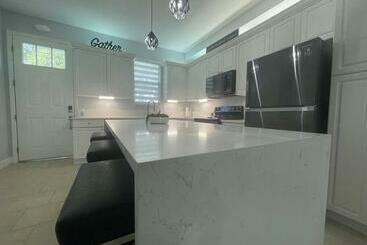 شقق خاصة سياحية Modern Townhouse With Pool Close To Disney & Silver Spurs Arena