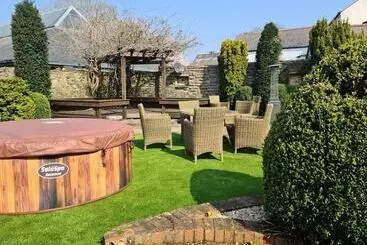 ツーリストアパートメント Remarkable 4 Bed Cottage In Cearleon