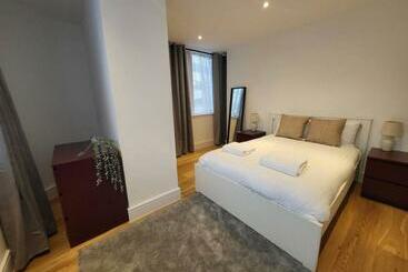 관광객 아파트 Premium 1 Bedroom Apartment With Allocated Parking