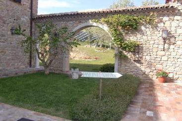 فندق I Quattro Passeri Country House