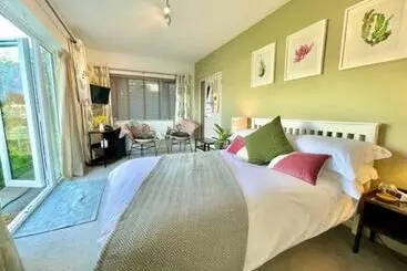 Apartamente turistice Beautiful Garden Room With Private Entrance