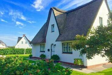 Жильё для туристов Lille Dröm Reetdachhaus Lille Dröm