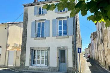 شقق خاصة سياحية Town House Aulnay, Walk To Bars/restaurants