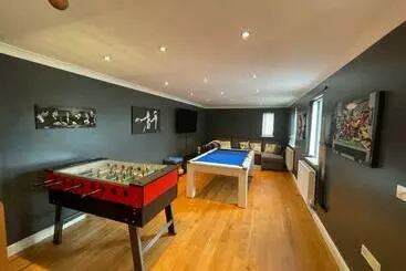 ツーリストアパートメント Luxury 4 5 Bed Home With Games Room And Balcony