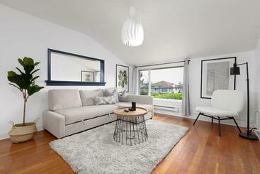 דירות לתיירים Newly Furnished And Freshly Painted 2 Bdr Suite 6 Guests Total Centrally Located Near Metrotown