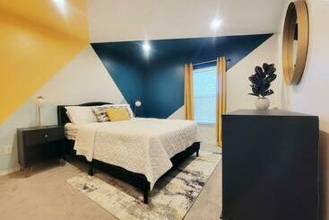 דירות לתיירים Haus Of Colours   7 Beds   Grb   Downtown