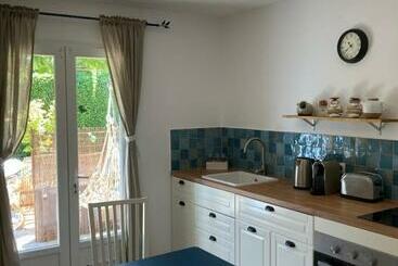 ツーリストアパートメント Cabanon Ecurie Maestoso