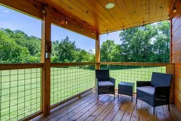 آپارتمان‌های توریست‌ها Patriots Tiny Home W Hot Tub Fire Pit Grill