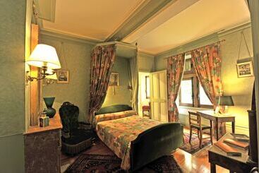 Отель Château De Vollore