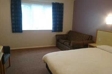 Отель Redwings Lodge Baldock