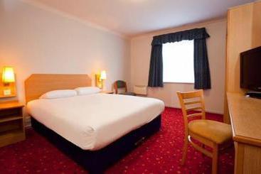 Отель Travelodge Warrington Lowton