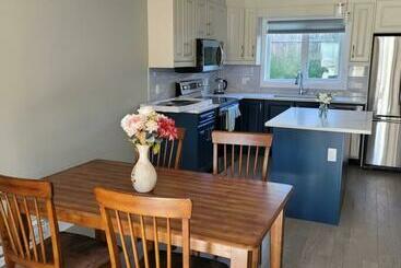 Ferienwohnungen Brand New Cozy 2 Bedrooms Townhouse