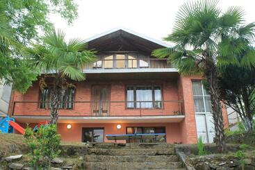 ペンション Megohouse