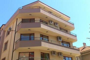 Pensió Stamatovi Family