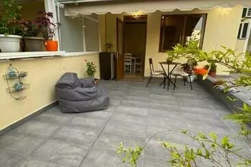 ツーリストアパートメント Saranda Beach Apartment